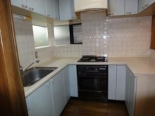 開放的キッチン、ヤマハのベリーとダイニング収納